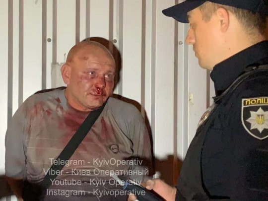 Косой водитель разгромил пять машин в Киеве и кидался на людей с ножом: фото и видео с места ЧП на Подоле