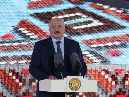 Лукашенко отреагировал на предложение Зеленского проложить встречу с Путиным в Минске
