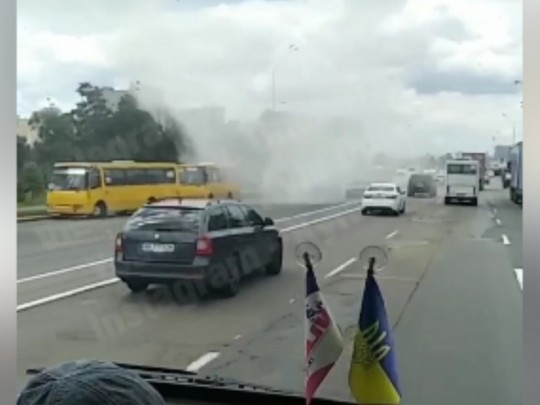 В Киеве загорелась маршрутка с пассажирами: видео с места происшествия
