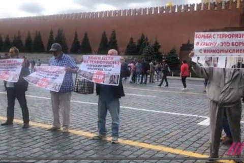 В Москве на Красной площади застопорили участников акции в поддержку крымских татар