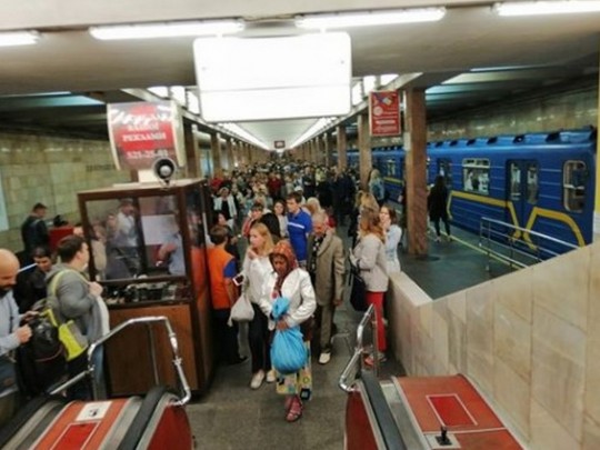В Киеве закрывали пять станций метрополитен: детали и фото с места ЧП