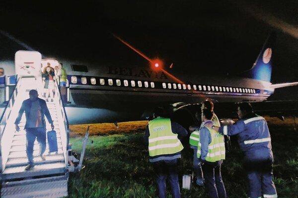 В аэропорту "Киев" Boeing с 139 пассажирами выкатился за пределы посадочной полосы