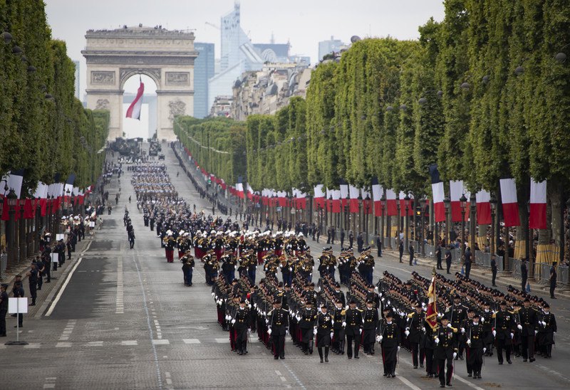 В Париже миновал военный парад ко Дню взятия Бастилии