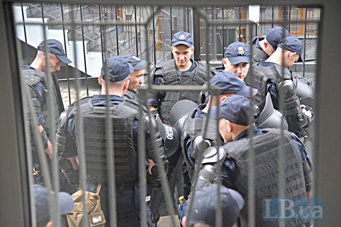 ​Полиция усилила охрану Подольского суда Киева из-за процесса по Вышинскому