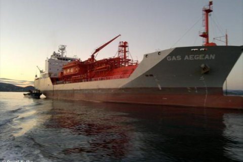 На борту танкера в Индийском океане вскрыли бездушным украинца